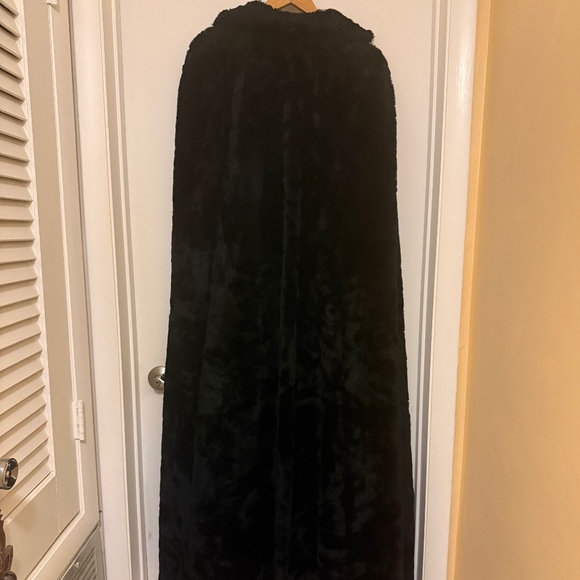 SOLD ELSEWHERE!!!!   FLOOR LENGTH FAUX FUR OPERA CAPE, BLACK - Picture 2 of 7